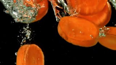 Süper yavaş hareket eden havuç dilimleri. 1000 fps 'de yüksek hızlı bir kamerayla çekildi. Yüksek kaliteli FullHD görüntüler