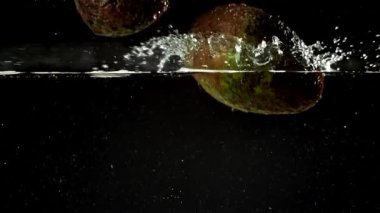Süper yavaş çekim taze avokado ve damlalar. 1000 fps 'de yüksek hızlı bir kamerayla çekildi. Yüksek kaliteli FullHD görüntüler