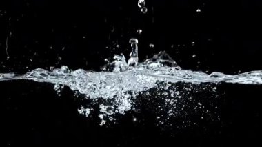 Süper yavaş çekim suyu hava kabarcıklarıyla sıçrar. 1000 fps 'de yüksek hızlı bir kamerayla çekildi. Yüksek kaliteli FullHD görüntüler