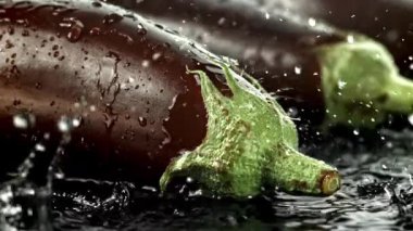 Süper yavaş çekim taze patlıcan, su sıçraması ve damla damla. 1000 fps 'de yüksek hızlı bir kamerayla çekildi. Yüksek kaliteli FullHD görüntüler