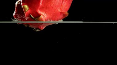 Süper yavaş çekim ejderha meyvesi. 1000 fps 'de yüksek hızlı bir kamerayla çekildi. Yüksek kaliteli FullHD görüntüler