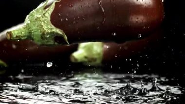 Süper yavaş çekim taze patlıcan, su sıçraması ve damla damla. 1000 fps 'de yüksek hızlı bir kamerayla çekildi. Yüksek kaliteli FullHD görüntüler