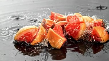 Süper yavaş çekimde taze greyfurt parçaları. 1000 fps 'de yüksek hızlı bir kamerayla çekildi. Yüksek kaliteli FullHD görüntüler