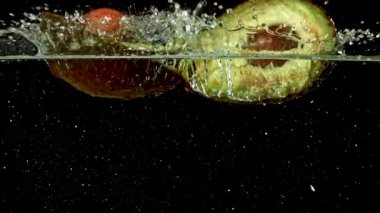 Süper yavaş çekim taze avokado ve damlalar. 1000 fps 'de yüksek hızlı bir kamerayla çekildi. Yüksek kaliteli FullHD görüntüler