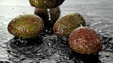 Süper yavaş çekim taze avokado ve damlalar. 1000 fps 'de yüksek hızlı bir kamerayla çekildi. Yüksek kaliteli FullHD görüntüler