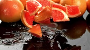 Süper yavaş çekimde taze greyfurt parçaları. 1000 fps 'de yüksek hızlı bir kamerayla çekildi. Yüksek kaliteli FullHD görüntüler