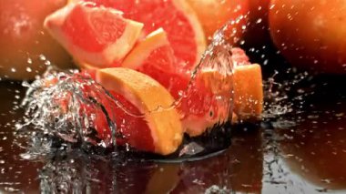 Süper yavaş çekimde taze greyfurt parçaları. 1000 fps 'de yüksek hızlı bir kamerayla çekildi. Yüksek kaliteli FullHD görüntüler