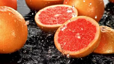 Çok yavaş çekimde taze greyfurt. 1000 fps 'de yüksek hızlı bir kamerayla çekildi. Yüksek kaliteli FullHD görüntüler