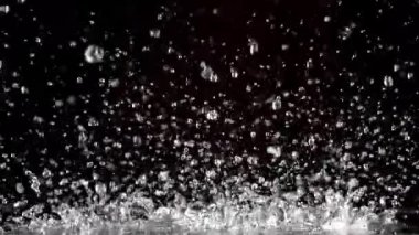 Süper yavaş çekim yağmur damlaları. 1000 fps 'de yüksek hızlı bir kamerayla çekildi. Yüksek kaliteli FullHD görüntüler