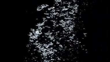 Su altında hava kabarcıkları. 1000 fps 'de yüksek hızlı bir kamerayla çekildi. Yüksek kaliteli FullHD görüntüler