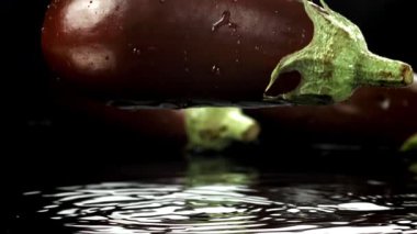 Süper yavaş çekim taze patlıcan, su sıçraması ve damla damla. 1000 fps 'de yüksek hızlı bir kamerayla çekildi. Yüksek kaliteli FullHD görüntüler