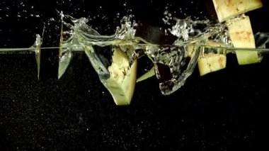 Süper yavaş çekimde dilimlenmiş patlıcan parçaları. 1000 fps 'de yüksek hızlı bir kamerayla çekildi. Yüksek kaliteli FullHD görüntüler