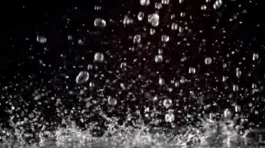 Süper yavaş çekim yağmur damlaları. 1000 fps 'de yüksek hızlı bir kamerayla çekildi. Yüksek kaliteli FullHD görüntüler