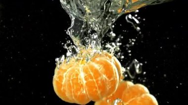 Süper yavaş çekim taze soyulmuş mandalina. 1000 fps 'de yüksek hızlı bir kamerayla çekildi. Yüksek kaliteli FullHD görüntüler