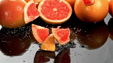 Süper yavaş çekimde taze greyfurt parçaları. 1000 fps 'de yüksek hızlı bir kamerayla çekildi. Yüksek kaliteli FullHD görüntüler