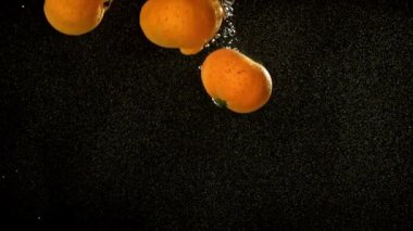 Süper yavaş çekimde taze mandalina. 1000 fps 'de yüksek hızlı bir kamerayla çekildi. Yüksek kaliteli FullHD görüntüler