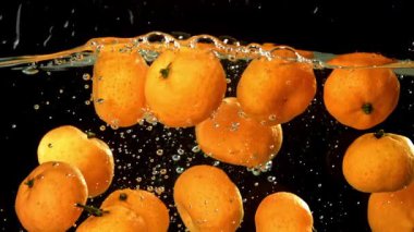 Süper yavaş çekimde taze mandalina. 1000 fps 'de yüksek hızlı bir kamerayla çekildi. Yüksek kaliteli FullHD görüntüler