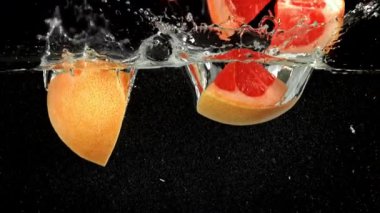 Süper yavaş çekimde taze greyfurt parçaları. 1000 fps 'de yüksek hızlı bir kamerayla çekildi. Yüksek kaliteli FullHD görüntüler