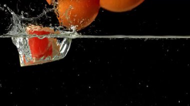 Süper yavaş çekimde taze greyfurt parçaları. 1000 fps 'de yüksek hızlı bir kamerayla çekildi. Yüksek kaliteli FullHD görüntüler