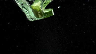 Süper yavaş çekimde kabak dilimleri. 1000 fps 'de yüksek hızlı bir kamerayla çekildi. Yüksek kaliteli FullHD görüntüler