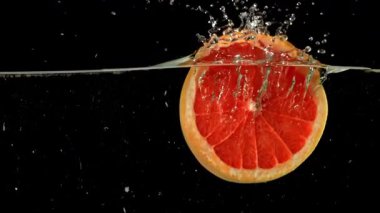 Çok yavaş çekimde taze greyfurt. 1000 fps 'de yüksek hızlı bir kamerayla çekildi. Yüksek kaliteli FullHD görüntüler