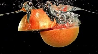 Çok yavaş çekimde taze greyfurt. 1000 fps 'de yüksek hızlı bir kamerayla çekildi. Yüksek kaliteli FullHD görüntüler
