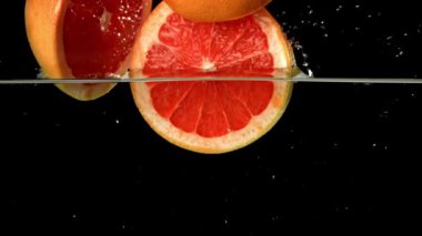 Çok yavaş çekimde taze greyfurt. 1000 fps 'de yüksek hızlı bir kamerayla çekildi. Yüksek kaliteli FullHD görüntüler