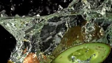 Süper yavaş çekim taze avokado ve damlalar. 1000 fps 'de yüksek hızlı bir kamerayla çekildi. Yüksek kaliteli FullHD görüntüler