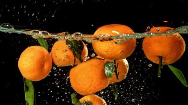 Süper yavaş çekimde taze mandalina. 1000 fps 'de yüksek hızlı bir kamerayla çekildi. Yüksek kaliteli FullHD görüntüler