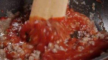Bolonez sosu bir tavada hazırlanır.
