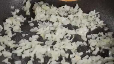 İnce doğranmış soğanlar tavada karıştırılır.