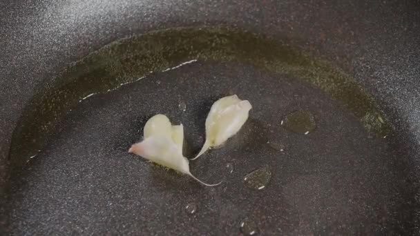 Δύο Σκελίδες Σκόρδο Τηγανίζονται Ελαιόλαδο Ένα Καυτό Τηγάνι — Αρχείο Βίντεο