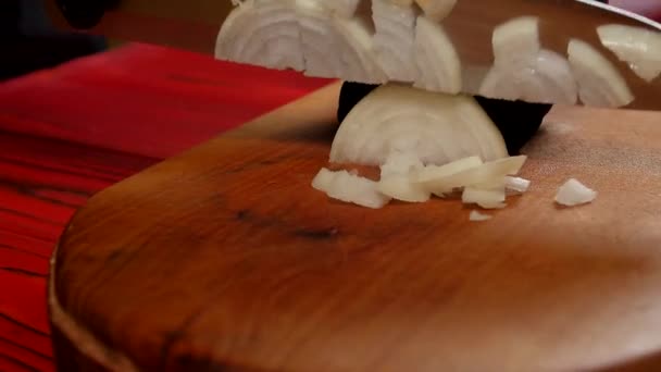 Chef Mengiris Bawang Papan Kayu Dengan Pisau Profesional — Stok Video