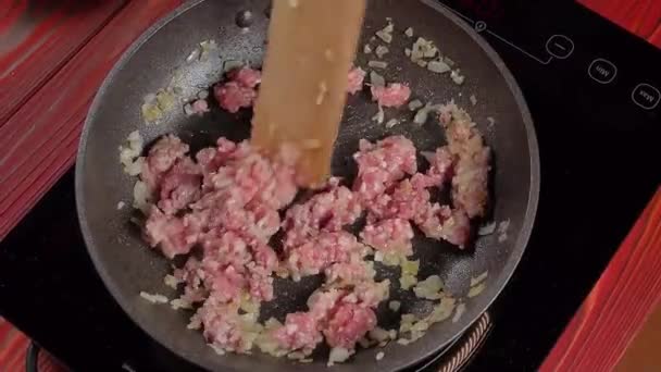 Farce Pour Sauce Bolognaise Est Préparée Dans Une Casserole — Video
