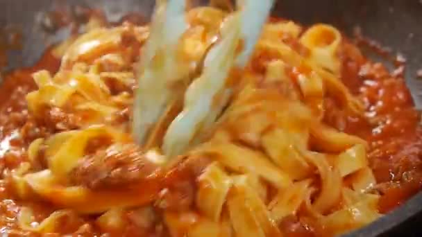 Pasta Tagliatelle Jest Mieszana Sosem Patelni — Wideo stockowe