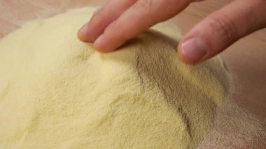 Tepede irmik parmaklar çukur açar.