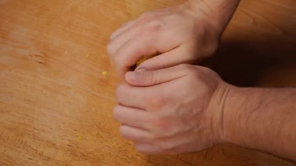 Las Manos Los Hombres Amasan Una Masa Pasta Muy Dura — Vídeo de stock