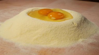 Una eklenen yumurta dışarı akar.