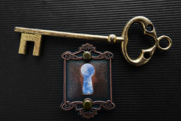 Schlüsselloch blauer Himmel — Stockfoto