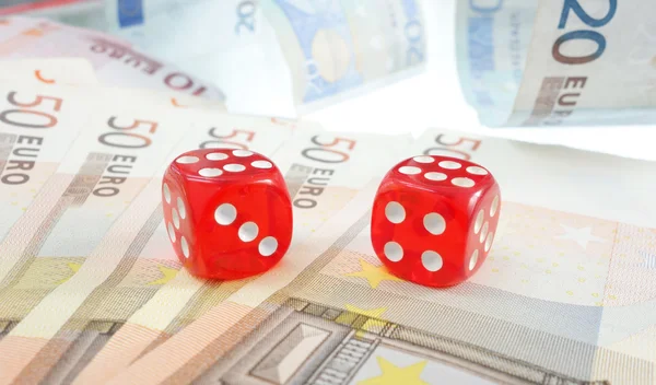 Rode dobbelstenen en euro — Stockfoto