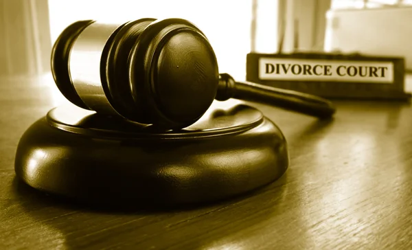 Divorce Court marteau sur un bureau — Photo