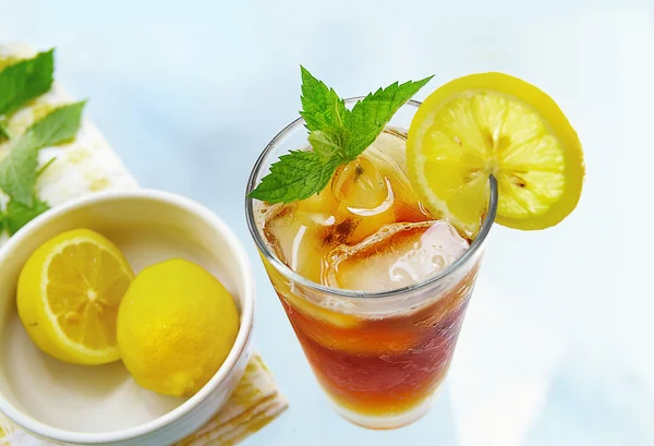 Tall glass of iced tea — Stock Photo, Image