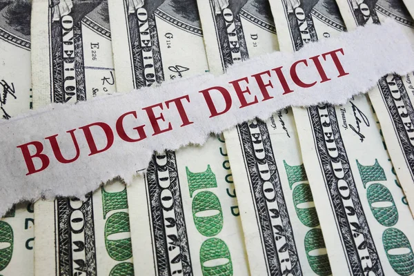 Бюджетный Дефицит Красный Заголовок Новостей Стодолларовых Купюрах Государственная Концепция Расходов — стоковое фото
