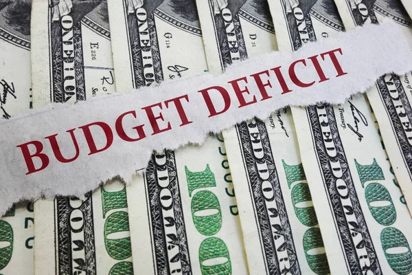 Budget Deficit Rood Nieuws Honderd Dollarbiljetten Overheidsuitgaven Concept — Stockfoto