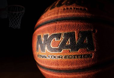 RALEIGH, NC / USA - 12-13-2018: Arkaplanda potası olan bir NCAA Final Four Edition basketbol topu                          