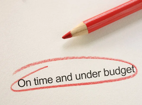 Auf Zeit Und Unter Budgetvorgaben Mit Rotem Bleistift Auf Papier — Stockfoto