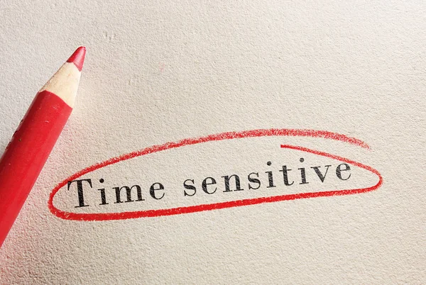时间敏感的文字在纸上用红色铅笔圈起来 — 图库照片
