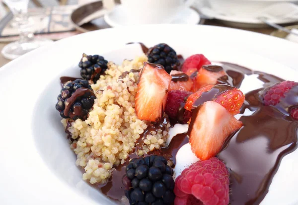 Ciotola Porridge Caldo Colazione Cereali Con Frutta Fresca Salsa Cioccolato — Foto Stock