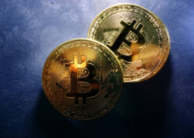 Mavi üzerine altın bitcoin hayati kripto para                               