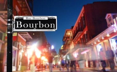 Geceleyin New Orleans Fransız Mahallesi 'nde turistler Bourbon Caddesi boyunca yürür.                               